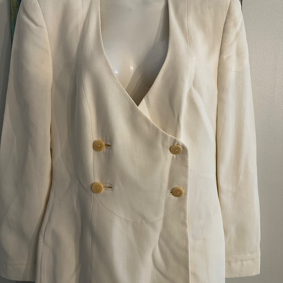 A GIORGIO ARMANI WHITE JDOUBLE BREASTED JACKET - Picture 3 of 7